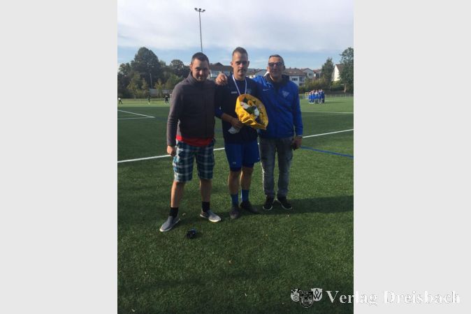 Von links nach rechts: Lars Radtke, der geehrte Jan Erik Radtke und Werner Seynstahl.