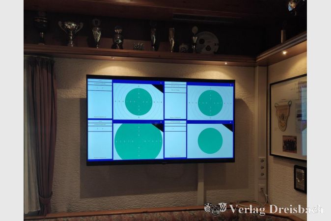 Der große Fernseher im Gastraum überträgt das Training oder Wettkämpfe.