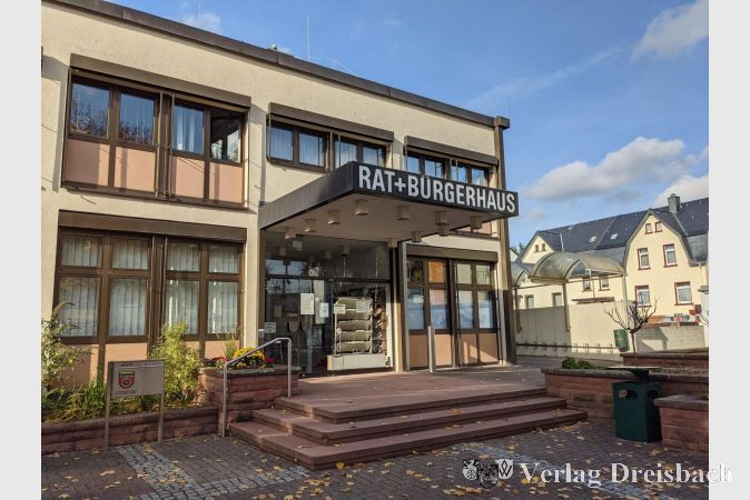 Das Krifteler Rat- und Bürgerhaus bleibt auch zukünftig an seinem angestammten Platz in der Frankfurter Straße. Ein Vorentwurf für eine mögliche Erweiterung soll jedoch erstellt werden.