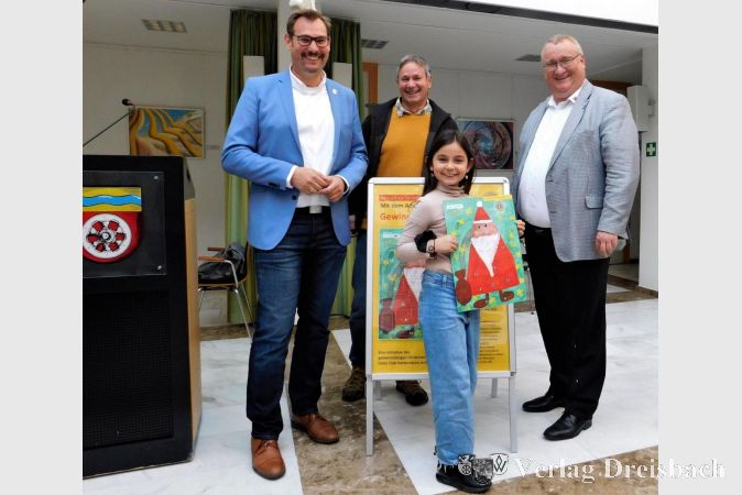 Von links nach rechts: Kriftels Bürgermeister Christian Seitz, der Lions Club-Vorsitzende Wolfgang Mazur, Medina Doroslovacki und der Hattersheimer Bürgermeister Klaus Schindling.