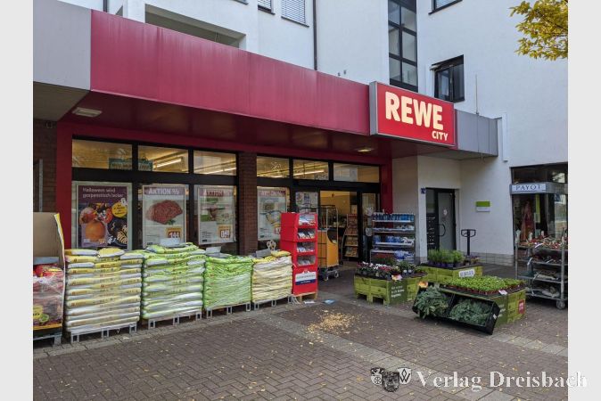 Die Rewe-Filiale in der Frankfurter Straße. 32 Jahre lang diente sie der Krifteler Bevölkerung als zentrale Einkaufsmöglichkeit. Ihr Ende ist nun besiegelt, die Nutzung der Räumlichkeiten ab 2023 ungeklärt.
