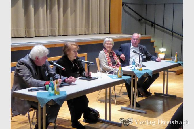 Diskussionsrunde zum Film „Hannah“. Am linken Tisch Hana Frejková mit ihrem Übersetzer, Michael Löffler. Rechts Prof. Dr. Eva-Maria Ulmer-Otto und der Erste Stadtrat Karl Heinz Spengler.