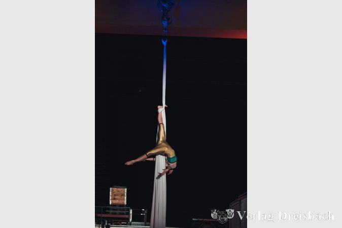 Kopfüber und nur an einem Fuß am Tuch hängend: Katja Hoppmann.