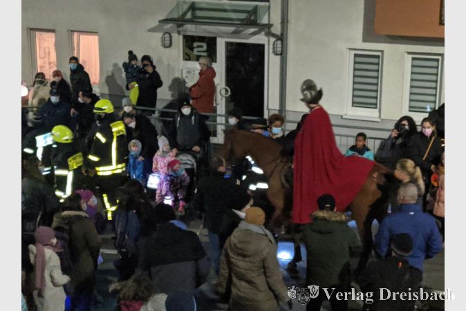 Erst unmittelbar zu Beginn des Umzugs kam Sankt Martin höchstpersönlich angeritten, sehr zur Freude der Krifteler Kinder.