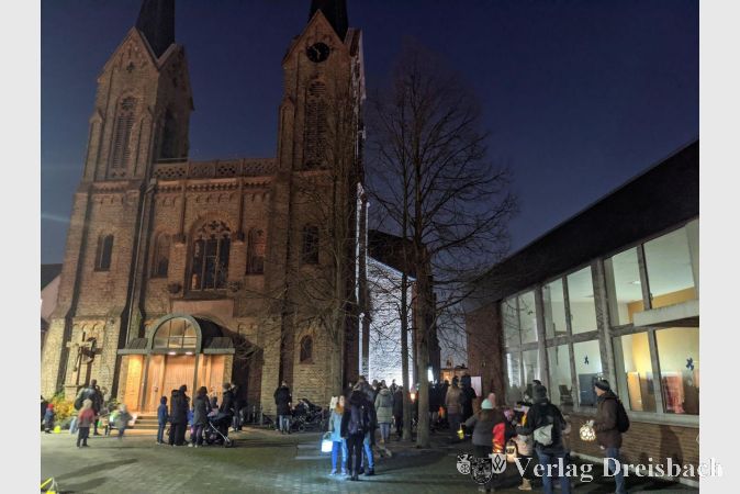 Vor dem Umzug versammelte man sich auf dem Kirchplatz. Die Martinsandacht fand in diesem Jahr im Freien statt.