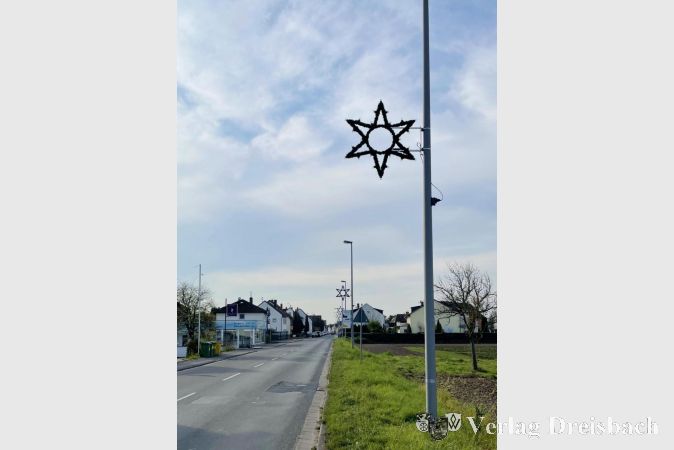 Auch in der Eddersheimer Neckarstraße wurde bereits die saisonale Verzierung angebracht.