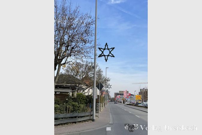 In der Okrifteler Rheinstraße hängen mittlerweile die Weihnachtssterne.