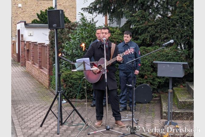 Christian Duchhardt präsentierte mit "Blowing in the Wind" und "Tears in Heaven" zwei dem Anlass angemessene Songs.