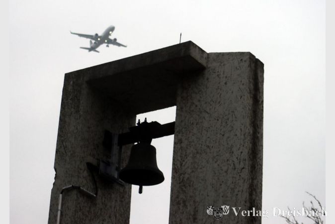 Mit der letzten Ruhestätte ist der Neue Friedhof in Flörsheim nicht gerade treffend umschrieben, solange die Flieger die Nordwestlandebahn des Frankfurter Flughafens ansteuern.