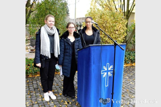 Die Weingartenschülerinnen Johanna Weidner, Ellaine Feuerbach und Mariella-Valentina Attardo trugen die Gedichte „Krieg“ und „Zum Volkstrauertag“ vor.