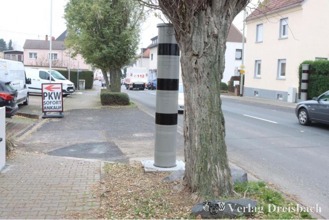 Neue Blitzersäulen messen inzwischen am Weilbacher Ortsausgang in der Hofheimer Straße die Geschwindigkeiten in beiden Richtungen.