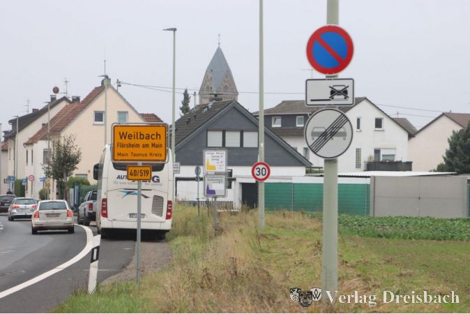 Gleiche Situation ortseinwärts: Eingeschränktes Halteverbot trifft auf abgestellten, auswärtigen Reisebus.