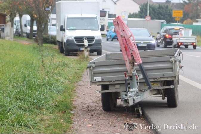 Eine eingeschränkte Halteverbotsregelung untersagt am Ortseingang das Parken auf dem Randstreifen, ganz durchgesetzt hat sich die Regelung offenbar noch nicht.