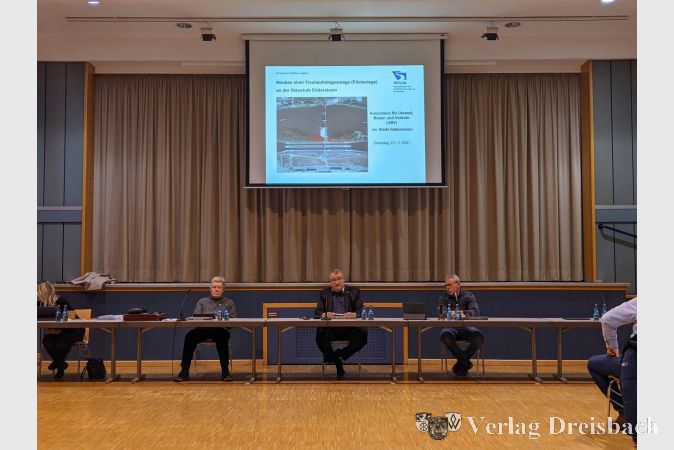 Sitzung des Ausschusses UBV am 23. November. Das zentrale Thema war die Präsentation der Planungen zur neuen Fischaufstiegsanlage in Eddersheim. In der Mitte Bürgermeister Klaus Schindling, flankiert links vom Stadtverordnetenvorsteher Günter Tannenberger und rechts vom stellvertretenden Ausschussvorsitzenden Georg Reuter.