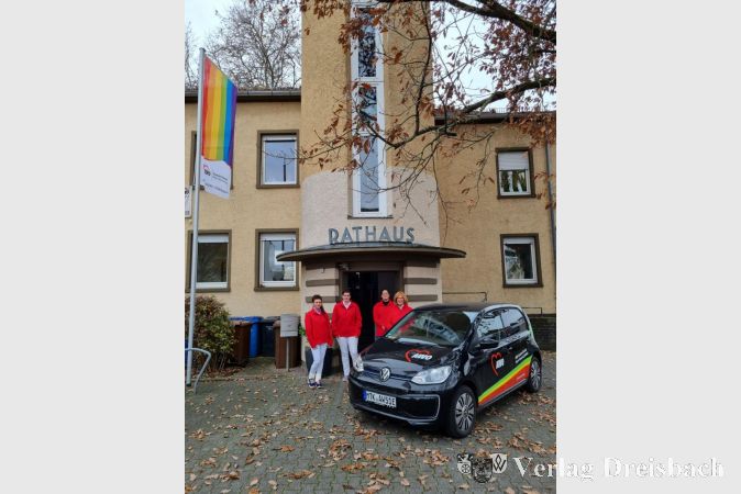 Von rechts nach links: Pflegedienstleitung Christiane Wilke, Frau Brück Soares, stellv. PDL Debora Hessemer, Adriana Matonokova. Vor einem der Elektro Fahrzeuge der AWO Flotte.