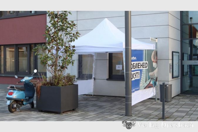 "Bitte klopfen" werden die Besucher der neuesten Teststation am Rathaus am Fenster aufgefordert, hinter dem sich eigentlich ein Arbeitsbüro des Ordnungsamtes befindet, das aber vorerst von Preventim genutzt wird.