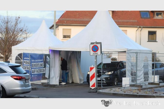 Die neue Drive-In-Station in der hinteren Ecke des neuen Parkplatzes an der Elisabeth-Jakobi-Straße hat am Dienstag die Tore geöffnet.