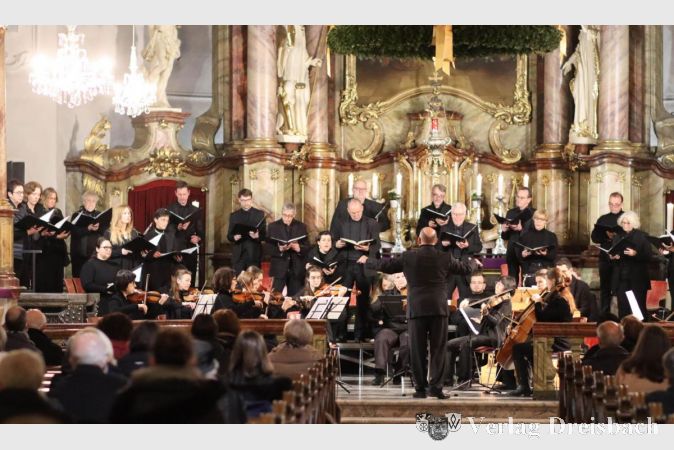Vor ungewöhnlich licht besetzten Kirchenbankreihen spielten Camerata St. Gallus und Flörsheimer Kantorei das erste Gallus-Konzert der neuen Saison.