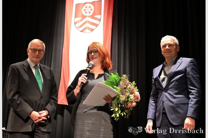 Direkt nach der Wahl führten der Kreistagsvorsitzende Wolfgang Männer (l.) und Landrat Michael Cyriax die neue Erste Kreisbeigeordnete Madlen Overdick in das Amt ein.