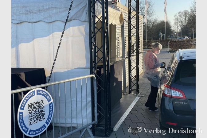 .Anfang April, als Impfungen noch besonders gefährdeten Bevölkerungsgruppen vorbehalten war, etablierten sich in Deutschland überall Covid-Schnellteststationen. Die konnte im Prinzip jede/r, den/die die Muße dazu traf, unter für deutsche Verhältnisse erstaunlich geringen bürokratischen Voraussetzungen aufbauen. In Flörsheim fand sich jemand, der das Feld mit hoher Dynamik anging. Der Wickerer Frederic Lanz etablierte mit seiner zu diesem Zweck gegründeten Firma Preventim an zwischenzeitlich zehn Standorten Schnellteststationen, in Flörsheim zunächst mit einem Drive-In auf dem hinteren Bereich des Stadthallen-Parkplatzes, später ergänzt um einen Testcontainer in der Mainzer Straße in Wicker. Ein Angebot, das einschlug. An Karfreitag öffnete die Station zum ersten Mal, gut eine Woche später hatten die Mitarbeiterinnen und Mitarbeiter bereits 5000 Tests ausgewertet. Zweck der Aktion war damals noch nicht, negative Bescheide zur Vorlage an Einlasskontrollen vorzulegen, denn von 3G, geschweige denn 2G+ war seinerzeit noch nicht die Rede. Vielmehr sollte durch ein möglichst hohes Testaufkommen Infektionen festgestellt werden, bevor ihre Träger sie am Arbeitsplatz oder in der Familie unwissentlich weiterverbreiten. Der sogenannte „Bürgertest“ war geboren und ist bis heute – mit Ausnahme einer mehrwöchigen Unterbrechung im Herbst, die mit der vierten Welle wieder aufgehoben wurde – ein wichtiger Baustein in der Pandemiebekämpfung. Das Drive-In findet sich inzwischen allerdings an einem neuen Standort, auf dem neuen Parkplatz am Gisbert-Beck-Kreisel.