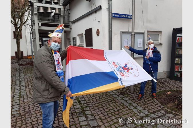 Zum Jahresbeginn 2021 war zwar klar, dass die Fassenacht in Flörsheim nicht im gewohnten Rahmen stattfinden kann. Dass letztlich in den Sälen wie auf der Straße gar nichts gehen würde, war lediglich eine Ahnung. Und so trafen sich am Neujahrsmorgen wie jedes Jahr die Aktiven des Carneval Vereins Weilbach am Haus am Weilbach, wo der 2. Vorsitzende Sven Press und Vorstandsmitglied Heiko Dörhöfer die CVW-Fahne hissten. Allerdings entfielen coronabedingt das Vereidigen der Narren und der Neujahrsgruß, sonst feste Bestandteile des Programms. Als Motto verkündeten die CVW-Aktiven noch ganz optimistisch „Mein Impfstoff heißt, auf den ich steh – Fassenacht beim CVW!“ Wenige Tage zuvor, am 27. Dezember 2020, war offizieller Start der Impfkampagne in Deutschland gewesen. Im Laufe des Jahres stellte sich dann heraus, dass es doch eher die Aufgabe des Impfzentrums und der Hausärzte wurde, den richtigen Impfstoff in die Körper zu bringen.