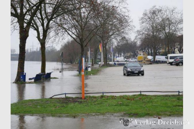 Ende Januar stellten sich die Flörsheimerinnen und Flörsheimer die Frage, wie hoch ihr Lieblingsfluss es diesmal treiben würde. Noch nicht ahnend, welch marginales Problem, verglichen mit dem, was im Sommer an Ahr und Erft passieren sollte, der Main als großer Lauf seinen zudem hochwassererfahrenen Städten bereiten kann. Kurzzeitig sah es zwar nach einer größeren Problemlage aus, letztlich blieb es in Flörsheim aber bei einer überschwemmten Parkfläche am Adenauer-Ufer und dem gesperrten, noch tiefer gelegenen Spazierweg an den Mainwiesen. Der „Peak“, der Höchstwert am für den Untermain zuständigen Pegel Raunheim blieb bei 3,53 hängen, der am Nachmittag des 6. Februar erreicht wurde, 13 Zentimeter über der Meldestufe 1. Auslöser der erhöhten Werten war das regnerische Wetter in der Großregion, der vor allem die Mittelgebirgs-Zuflüsse des Mainz deutlich füllte. Alfred Borrmann, Hochwasser-Experte im RP Darmstadt, resümierte ein „zwei- bis fünfjähriges“ Hochwasserereignis.