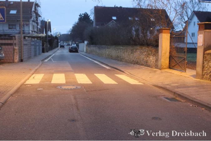 Eigentlich war es eine feine Sache für alle Seiten, dieses Verwaltungsgerichtsurteil, denn so konnte die Stadt achselzuckend festhalten, dass sie sich nun einmal einer richterlichen Anordnung zu beugen habe, ganz unabhängig von der inhaltlichen Sinnhaftigkeit des Spruchs der Frankfurter Kammer. Die kassierte Mitte Februar in einer Eilentscheidung das seit einem knappen Jahr laufende Verkehrsexperiment Jahnstraße ein und forderte die umgehende Beseitigung der beiden rot-weißen Pfosten, durch die die Stadt die Straße auf Höhe des Alten Friedhofs für die Durchfahrt von Autos und LKW gesperrt hatte.
Eine Anwohnerin hatte dagegen geklagt, dass die Stadt die 2016 zur Fahrradstraße erklärte Straße im März 2020 auf Höhe des Fußgängerüberwegs in zwei Sackgassen geteilt hatte. Das war eine Art Experiment, um einmal zu testen, ob der Vorrang des Radverkehrs in der Straße besser durchzusetzen ist, wenn sie für Pkw nicht mehr als Verbindungs- sondern nur noch als Zufahrtsweg der Anwohner nutzbar ist. Corona machte dem Versuch jedoch einen Strich durch die Rechnung, die Erhebung wurde mehrfach verschoben, weil das Verkehrsaufkommen besonders mit dem ersten Lockdown deutlich zurückging. Dass die städtische Straße wegen einer behaupteten Problemlage, einer möglichen Gefährdung der Radler durch PKW und Transporter, für den Autoverkehr gesperrt wurde, dann der Nachweis des positiven Effekts durch den Schritt ein Jahr lang aber nicht mit Daten belegt wurde, führte dazu, dass das Verwaltungsgericht die Sperrung als rechtswidrig erklärte. Bürgermeister Bernd Blisch und das Ordnungsamt einigen sich darauf, nicht die nächste Instanz anzurufen – der Verkehrsversuch sollte sowieso im April auslaufen. Dass in den ganzen Monaten irgendwelche verwertbaren Zahlen zum Experiment erhoben worden seien, hat allerdings noch niemand behauptet.