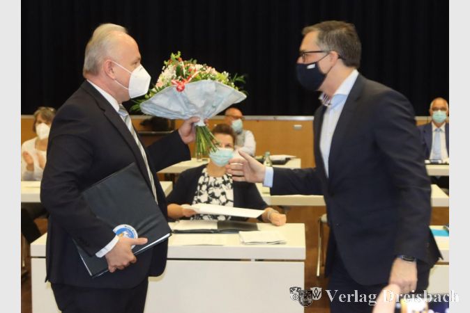 Dass die CDU der Sieger der Kommunalwahl in Flörsheim war, zeigte sich bei der konstituierenden Sitzung Mitte April: Michael Kröhle (l., CDU) wurde, diesmal ohne Gegenkandidat/in, erneut zum Stadtverordnetenvorsteher gewählt, sein Fraktionschef Marcus K. Reif ist weiterhin Mehrheitsführer, und das in gestärkter Position. Wie es sich von vorneherein angedeutet hatte, führten die Koalitionsverhandlungen zu dem Ergebnis, dass das bisherige Dreierbündnis aus CDU, GALF und dfb ohne den Juniorpartner weitermacht. Bei der konstituierenden Sitzung fünf Wochen nach der Wahl war das noch nicht in trockenen Tüchern. Die Antragslage und die Abstimmungen zeigten allerdings schon deutlich auf, dass es ein Koalitionsverständnis von CDU und GALF gab, genauso wie sich SPD, dfb und FDP als Oppositionsblock verstanden. Und so kam es in der folgenden Woche dann auch, wobei die CDU dank des ersten mit der neuen Zweiermehrheit abgestimmtem Antrags nun satte fünf von zwölf ehrenamtlichen Stadträtinnen und Stadträte stellt, die zusammen mit Bürgermeister Bernd Blisch (CDU) und der ersten Renate Mohr (GALF) den Magistrat bilden. Bisher waren es 13 gewesen, elf wollte die Opposition per Änderungsantrag erreichen, was eine Verteilung ergeben hätte, die am ehesten der Sitzverhältnisse entsprochen hätte. Ein erstes Gerangel um kleine Vorteile zwischen Koalition und Opposition, ehe die Seiten sich formal gefunden hatten.