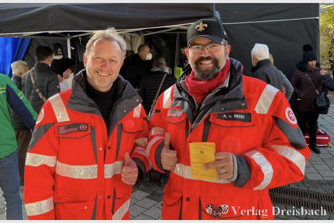Zwei Mainzer Johanniter, die auch als Hochheimer Lions ein Team sind: Stadtrat Olaf Lassalle (l.) ist beim Impfen stets bei den Impflingen zu finden, Lions-Präsident Alexander von Renz kümmert sich derweil um Organisation und Administration.