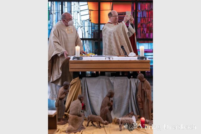Ein sakraler Raum wird profaniert: Die Pfarrer Friedhelm Meudt (r.) und Christian Preis entnahmen am Sonntag die Reliquie aus dem Altar.