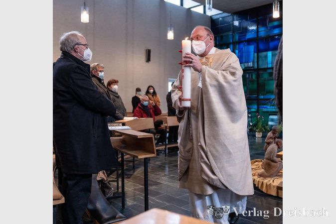 Pfarrer Preis entfernte die Osterkerze als eines der religiösen Symbole, die in einem entweihten Raum nicht verbleiben dürfen.