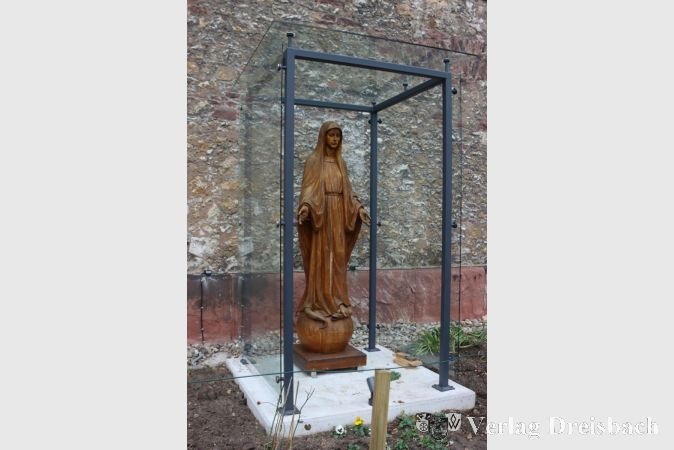 In der Kirche scheint für die Marienstatue kein Platz, aber ihr wurde an der Außenmauer immerhin ein eigenes, repräsentatives Häuschen geschaffen, dass auch vor dem gröbsten Wetter schützt.
