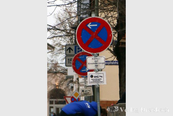 Das Halteverbotsschild gilt schon seit dem Beginn der Bauarbeiten, der Hinweis auf die Abschleppgefahr ist relativ neu angebracht, weil die Missachtung der Schilder doch weit verbreitet ist.