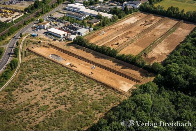 Im Zuge der Erschließung des Gewerbegebietes südlich der Voltastraße in Hattersheim waren bereits 2015 großflächige archäologische Ausgrabungsarbeiten notwendig, da Voruntersuchungen deutliche Hinweise auf eine archäologische Fundstelle lieferten.