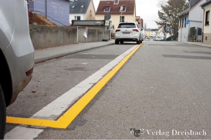 Gelb markiert ist die Vorrangzone für Fahrdienstleister von Patienten der Arztpraxen im Gesundheitszentrum, zu dem es wegen der Baustelle derzeit keinen anderen Zugang gibt.