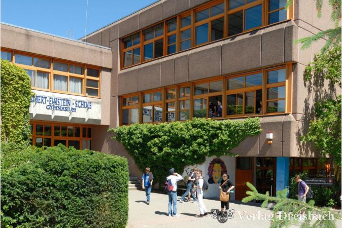 Die Albert-Einstein-Schule in Schwalbach: An ihr und der Heinrich-von-Kleist-Schule in Eschborn werden bereits einkalkulierte Gelder für einen Erweiterungsbau nicht freigegeben.