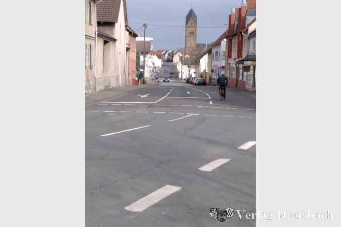 Die Befürworter der Umgehungsstraße werden dieses Bild von der Frankfurter Straße in Weilbach nicht gerne sehen, vermutet Bernd Zürn, denn es widerlegt für ihn die Behauptung, "dass sich hier Tag und Nacht der Durchgangsverkehr entlang quält'".