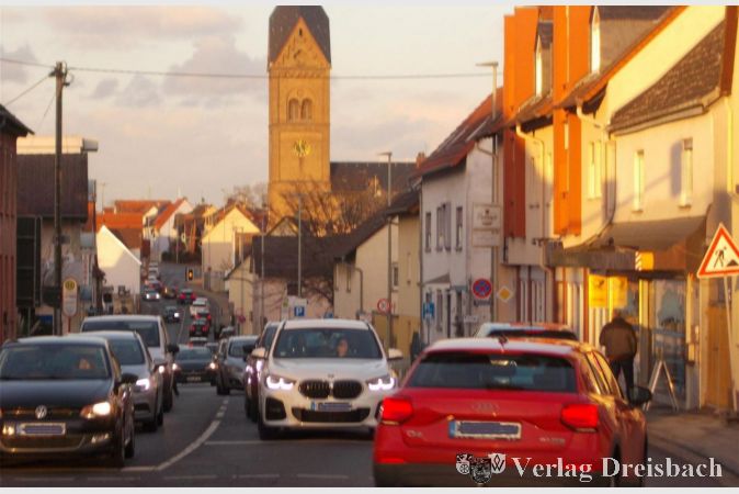 Werner Siebel hält dem Foto von Bernd Zürn, das eine leergefegten Frankfurter Straße zeigte, diese Aufnahme von Montagnachmittag entgegen.