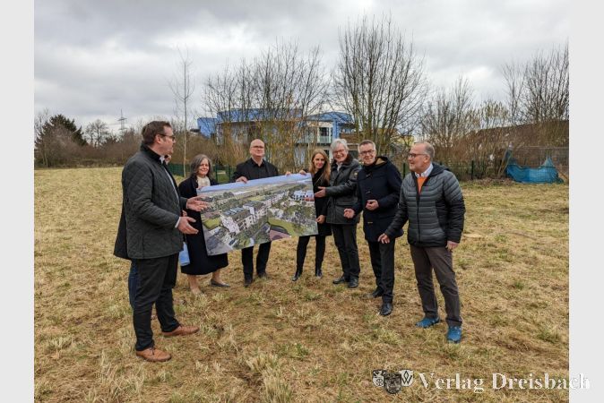 Von links nach rechts: Bürgermeister Christian Seitz, Bauunternehmer Klaus Mayer (verdeckt), die Architekten Corinna Sticher, Hubertus Klose und Christina Klose, Hubert Nopper von der AH Aktiv-Haus GmbH, Franz Jirasek und Harald Treber, die Geschäftsführer der Gewobau, auf dem Baugelände an der Raiffeisenstraße.
