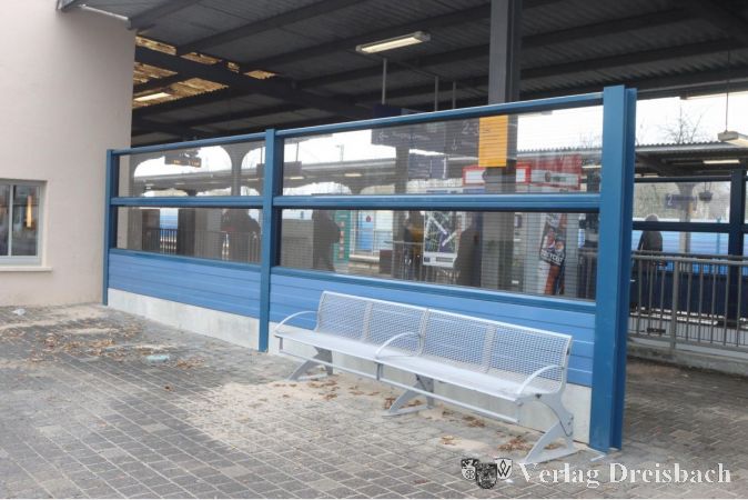 Vorbei ist es mit der Aufstellung dieser Schallschutzelemente mit dem direkten Zugang vom Bahnhofsvorplatz zu den Bahnsteigen. Die Wand wird hinter dem Treppenabgang zur Unterführung etwas versetzt aufgenommen, so dass möglichst wenig vom Zuglärm in der Bahnhofstraße ankommt.