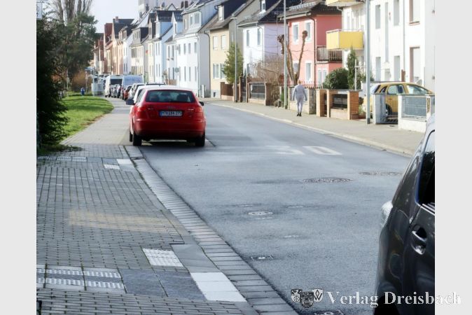 Das Beispiel, wie die umgebaute Straße aussehen wird, findet sich ganz in der Nähe in der schon nach dem selben Prinzip umgestalteten Riedstraße.