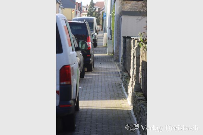 Selbst der Bürgersteig gehört zur Hälfte den Autos: Diese Situation wird sich durch die Verlagerung der Parkfläche auf den Straßenraum für die Fußgänger verbessern.
