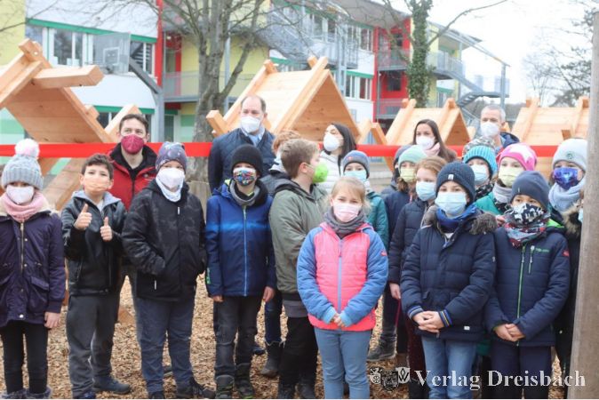 Die Viertklässler durften die neue Gerätelandschaft auf ihrem Schulhof bei der Einweihung als erste testen.