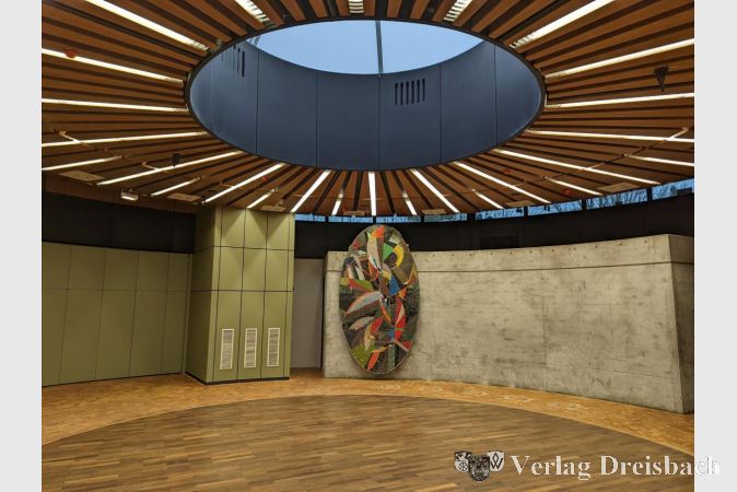 Das Foyer der Stadthalle mit der "Sahara-Rose" von Gerhard Matzat.