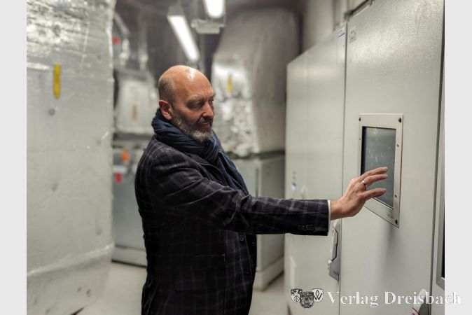 Thomas Kettenbach präsentierte am vergangenen Freitag die neue Heizungstechnik im Keller der sanierten Stadthalle.
