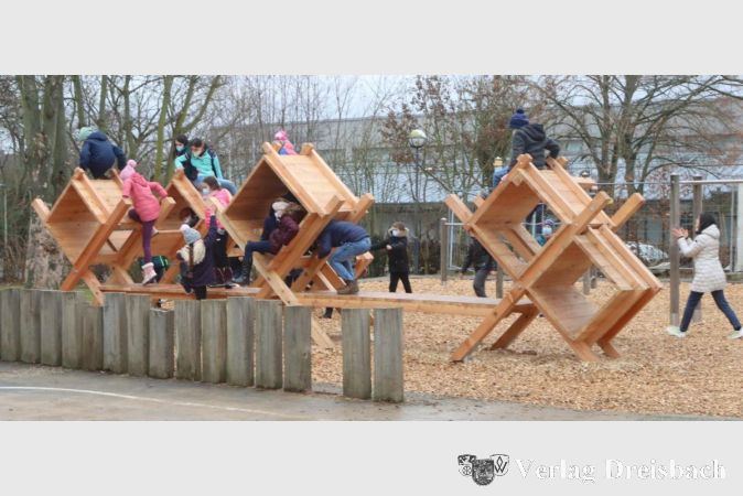 Der umgestaltete Spielplatz der Grundschule Weilbach wird von der neuen Holzkonstruktion dominiert.