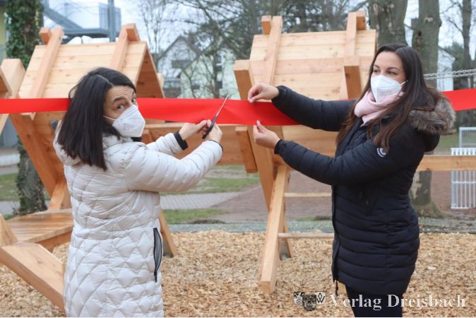 Schulleiterin Annette Spichal und Jana Hünewinkel vom Hochbau- und Liegenschaftsamt des Kreises gaben die Holzkonstruktion zur Bestürmung frei.