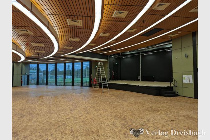 Ein Blick in den sanierten großen Saal in der Stadthalle. Dieser wird einem Stehpublikum von 600 Personen bzw. 400 Personen in Reihenbestuhlung Platz bieten.