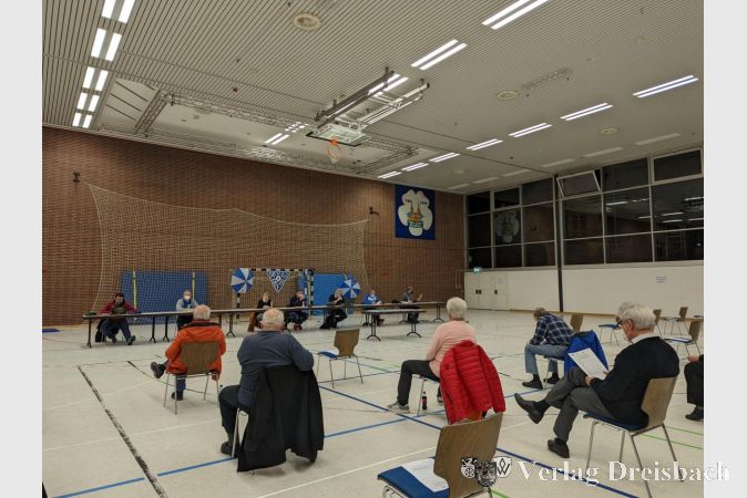 Am Mittwochabend fand in der Großen Schwarzbachhalle die Jahreshauptversammlung des SV 07 Kriftel statt. Im Hintergrund der Vorstand, von links nach rechts: Schriftführer Hans-Jürgen Berger, Elmar Thöne (Werbeausschuss), Hauptkassiererin Elke Jakobi, Jugendleiter Michael Knittel, 1. Vorsitzender Ralf Schmidt, 2. Vorsitzender Peter Lehmann und Geschäftsführer Jörg Dünte.