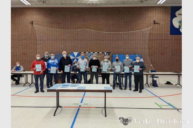 Einige der an diesem Abend geehrten langjährigen Mitglieder des Vereins konnten ihre Urkunden persönlich in Empfang nehmen. Von links nacht rechts: Bruno Pfeffer (nachträglich geehrt), Peter Lehmann, Heinrich Kuhl, Norbert Eigenstätter (ebenfalls nachträglich geehrt), Hans Skrobanek, Heribert Windl, Markus Kilb, Ralf Wandschura und Heinz Wandschura.